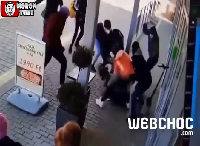 Video :An extreme gang in Hungary attacked a man (Warning - disturbing)